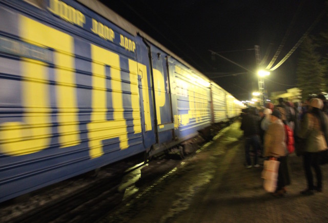 Поездной состав приходит в Петрозаводск по расписанию. Стоянка - 50 минут. Собравшиеся возбуждённо ждут какого-то заветного слова.