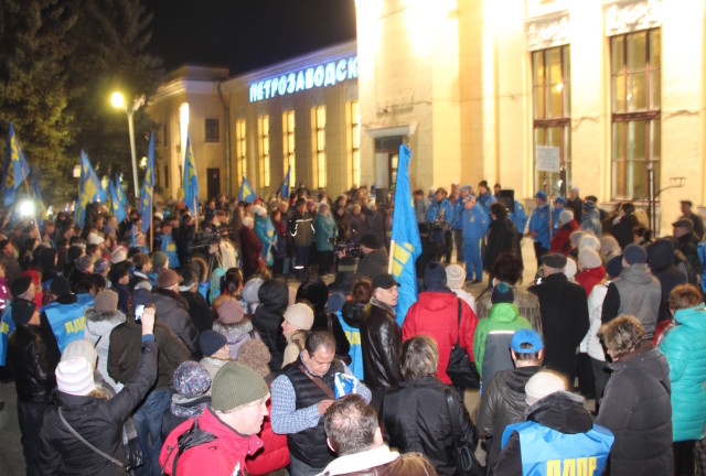 Митинг. Оратор, пообещав долго не говорить, увлекается и никак не может остановиться. ЛДПР – за всё хорошее. И давно бы в России наступило народное счастье, если б большинство депутатских мандатов в Госдуме принадлежало партии Жириновского.