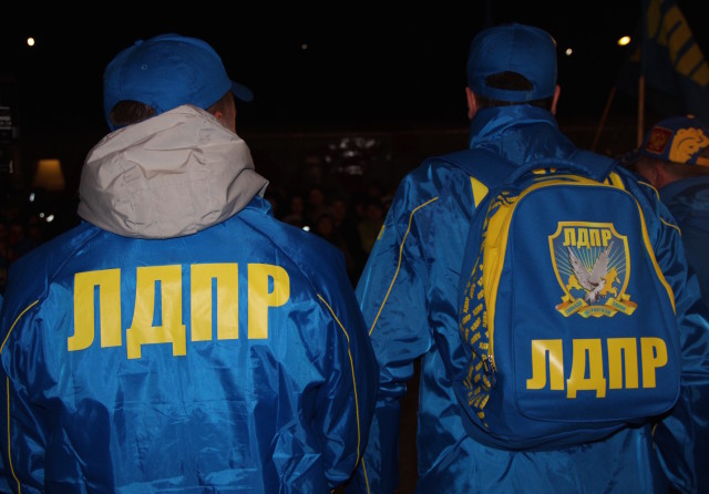 Люди с поезда раздавали футболки и кепки с символикой ЛДПР. Рюкзаки далеко не всем участникам митинга достались.