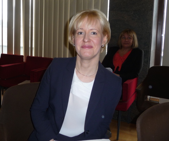 Ирина Мирошник избрана главой Петрозаводска. На пять лет избрана. Её жизнь повернулась совершенно неожиданно для неё самой. До конца декабря прошлого года, когда её временно посадили на градоначальническую должность, она и думать не думала, что станет мэром Петрозаводска. А, оказывается, в жизни всякие чудеса возможны. И. Мирошник - вторая подряд женщина на посту главы Петрозаводска, и полная противоположность бывшему мэру Галине Ширшиной, уже, кстати, забываемой.