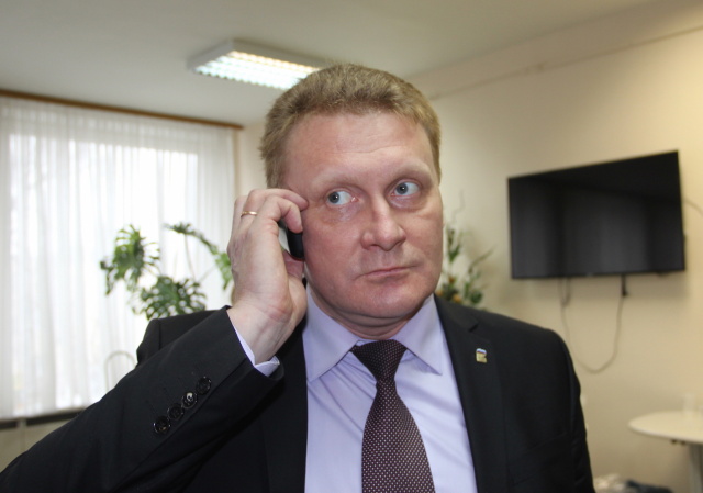 Во время перерыва я увидел в коридоре главу Олонецкого района Сергея Прокопьева, разговаривавшего по телефону, и решил дождаться когда он освободится, чтобы узнать его позицию о конфликтной ситуации между ним и редакцией газеты «Олония».