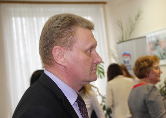 Разговорр начался вполне спокойно. На мои вопросы С. Прокопьев отвечал односложно, явно не желая погружаться в неприятную ему тему. Отвечая на один из вопросов, он вдруг сообщил, что ставит под сомнение объективность диктофонной записи, его изобличающей. То есть он не исключал фальсификации. Разумеется, после этого я не мог не спросить главу района: станет ли он в таком разе обращаться в суд, чтобы найти и наказать лиц, распространивших недостоверную информацию о нём? Он сказал, что такое не исключает.