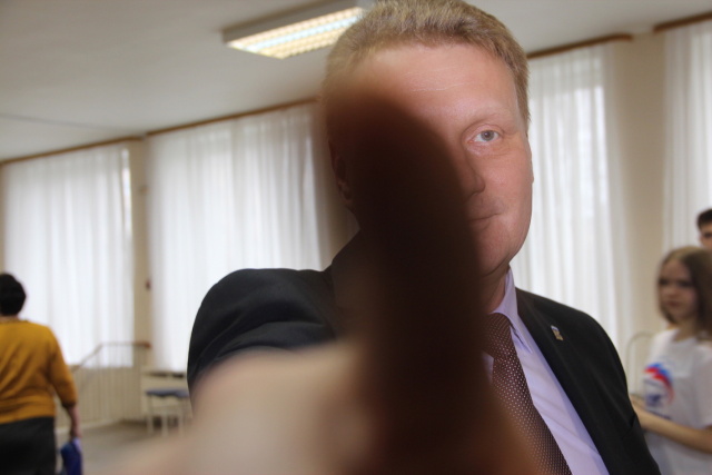 Чем больше я задавал вопросов, тем раздражённее становился С. Прокопьев и в один момент нашего разговора, когда я попытался сфотографировать его, он резко сделал шаг вперёд, пытаясь закрыть объектив фотокамеры. Сделать ему этого не удалось полностью, потому что я успел сделать шаг назад и С. Прокопьев не достал до фотоаппарата рукой. Но само его действие запечатлелось в кадре.
