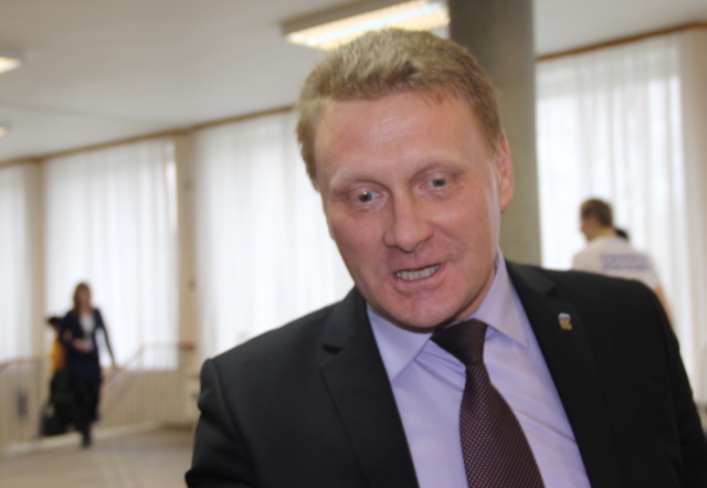 Разговор наш был прерван на полуслове, здесь последний фото эпизод нашего общения с главой района Сергеем Прокопьевым