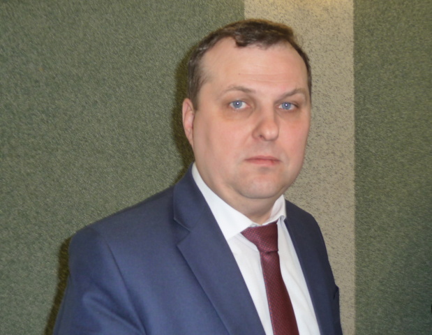 Премьер-министр Олег Тельнов в ближайшие месяцы станет самой избиваемой фигурой в правительстве Худилайнена. Губернатор нашёл крайнего и Тельнов согласился на эту роль. Стоит напомнить, что он честно помнит обо всех своих недавних управленческих промахах почему и просился не так давно в добровольную отставку. А. Худилайнен её не принял и даже повысил должностной статус Тельнова, сделав его председателем правительства. Однако старые грехи долго ещё будут мучить О. Тельнова, ныне первого заместителя губернатора. Он теперь второй человек в иерархии республиканской исполнительной власти.