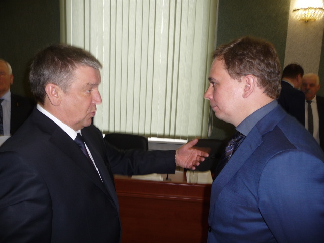 Глава Карелии Александр Худилайнен не бывает в одиночестве. Каждая минута – новый собеседник. О только что состоявшемся отчёте в Заксобрании он уже позабыл. Куча новых проблем валится на него со всех сторон.